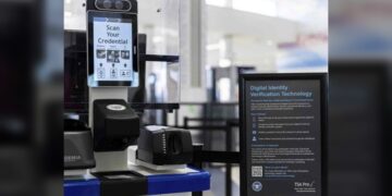 Verifican identidad de migrantes en Texas