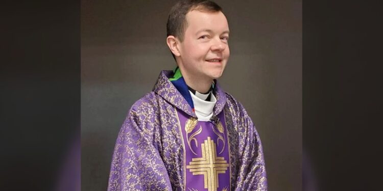 Prohíben oficiar misa al padre Adam Kotas