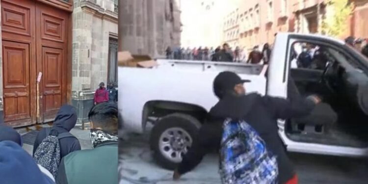 Ayotzinapos tumban la puerta que da acceso a la mañanera