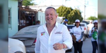 Respaldan neolaredenses proyecto de Carlos Canturosas