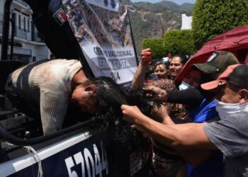 Linchan a mujer tras asesinato de niña, en Taxco