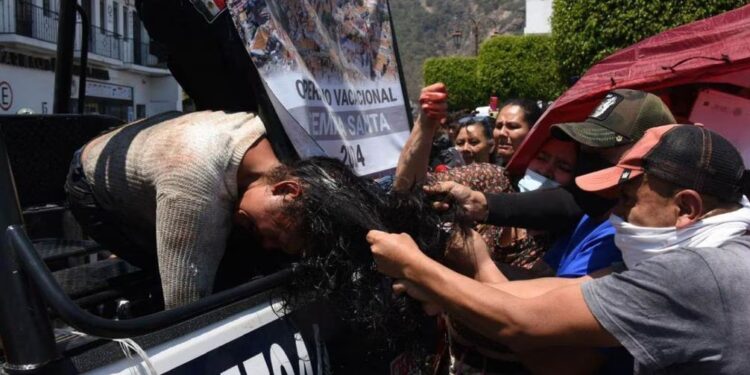 Linchan a mujer tras asesinato de niña, en Taxco