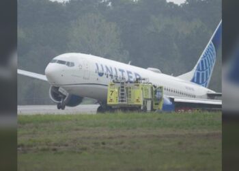 Evacuación de vuelo en Houston tras salirse de pista de aterrizaje