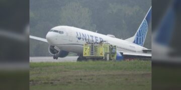 Evacuación de vuelo en Houston tras salirse de pista de aterrizaje