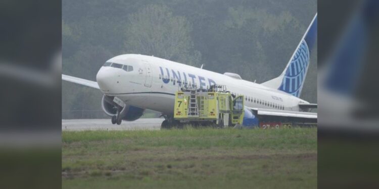 Evacuación de vuelo en Houston tras salirse de pista de aterrizaje