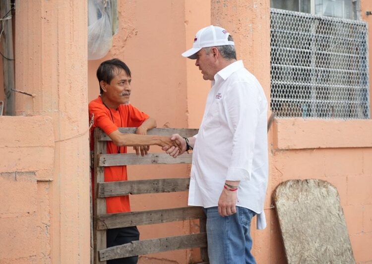 Va Carlos Canturosas por más beneficios sociales para familias neolaredenses