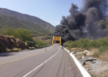 Por falta de frenos, se impacta tráiler en la Siglo XXI