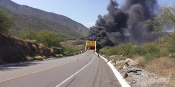 Por falta de frenos, se impacta tráiler en la Siglo XXI