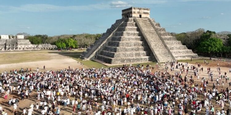 Visitan zonas arqueológicas en México por entrada de la primavera