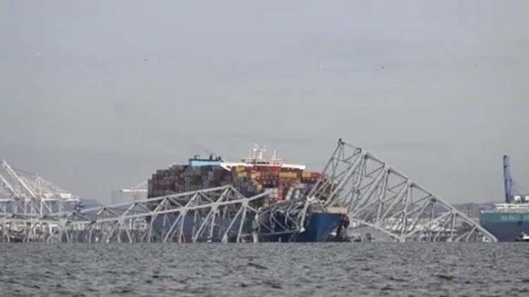 Momento exacto en que barco destruye puente vehicular en Baltimore