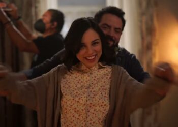 Canción oficial de la película «El Roomie»: Invencibles