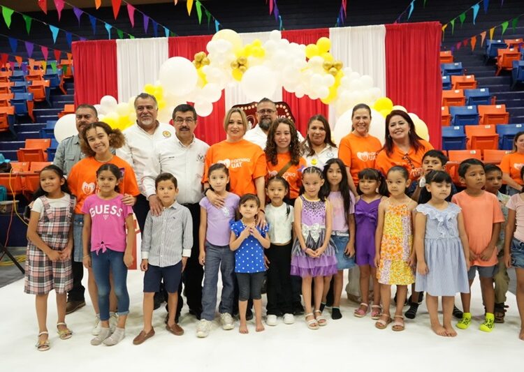 Dámaso Anaya y su esposa presiden el festival del SUTUAT por el Día del Niño