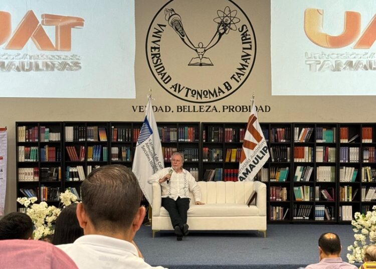 Imparte la UAT en Nuevo Laredo la Cátedra Octavio Paz con el escritor Anthony Stanton