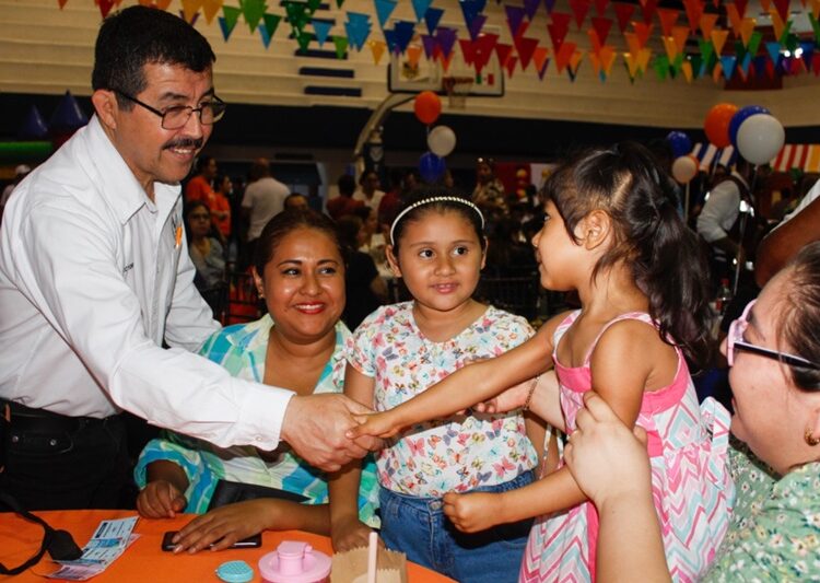 Dámaso Anaya y su esposa presiden el festival del SUTUAT por el Día del Niño