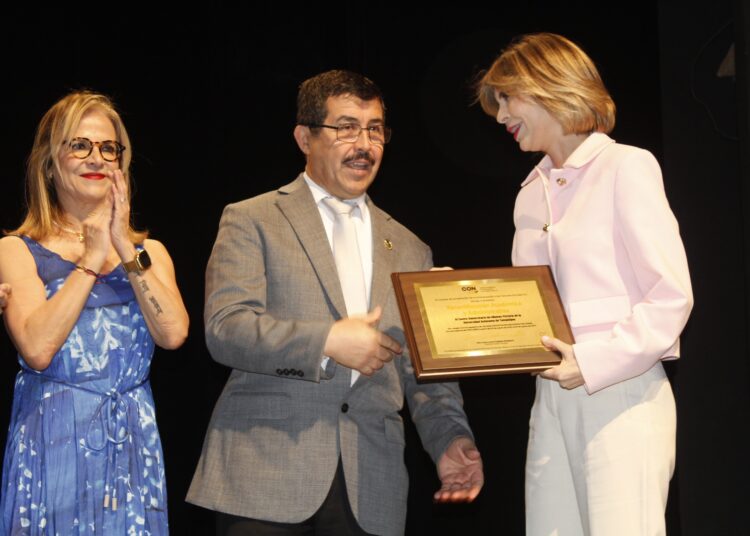 Recibe la UAT reconocimientos a la calidad educativa