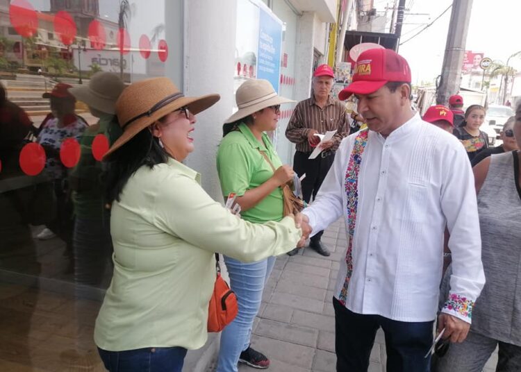 Francisco Chavira saluda a locatarios en Madero