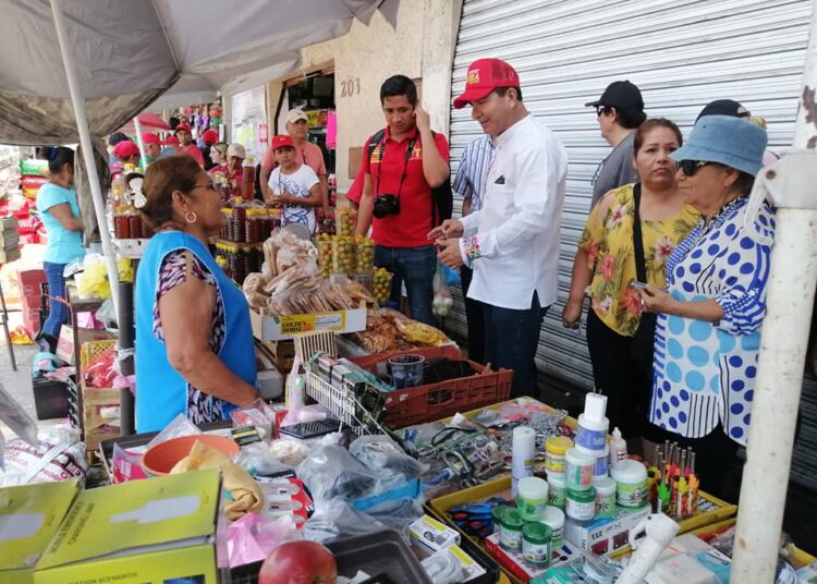 Francisco Chavira saluda a locatarios en Madero