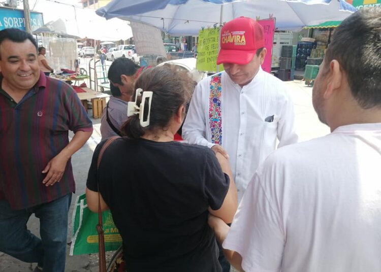 Francisco Chavira saluda a locatarios en Madero