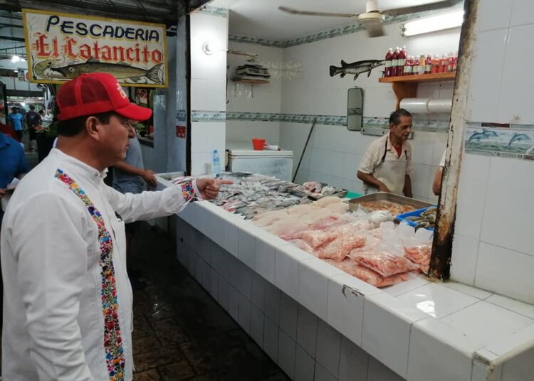 Francisco Chavira saluda a locatarios en Madero