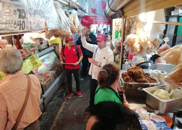 Francisco Chavira saluda a locatarios en Madero