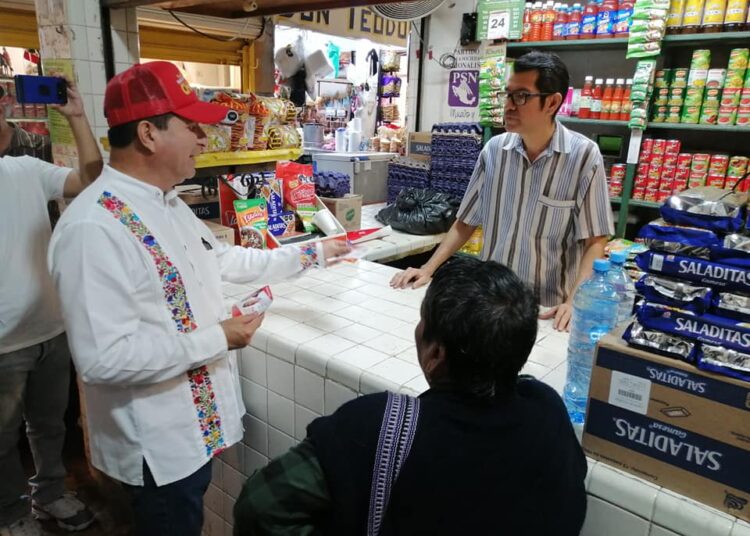 Francisco Chavira saluda a locatarios en Madero