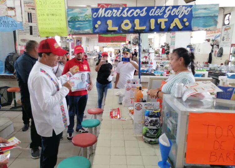 Francisco Chavira saluda a locatarios en Madero