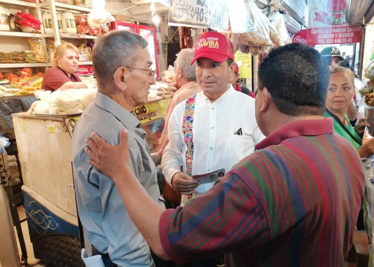 Francisco Chavira saluda a locatarios en Madero