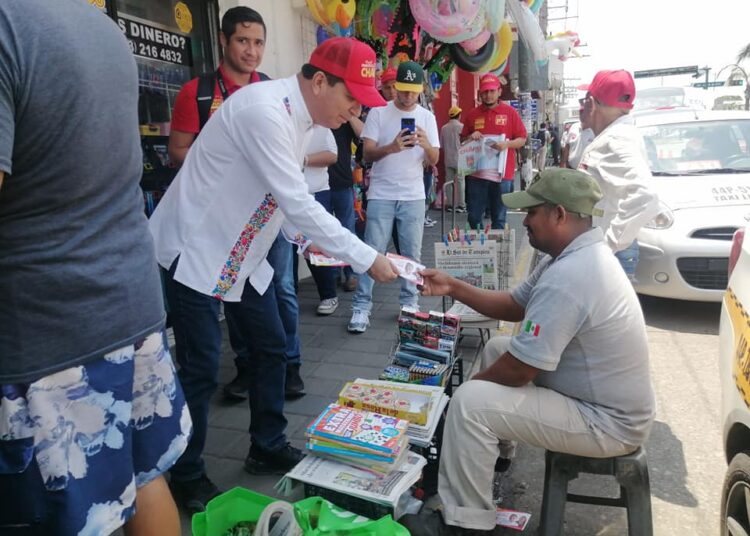 Francisco Chavira saluda a locatarios en Madero