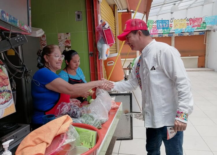 Francisco Chavira saluda a locatarios en Madero