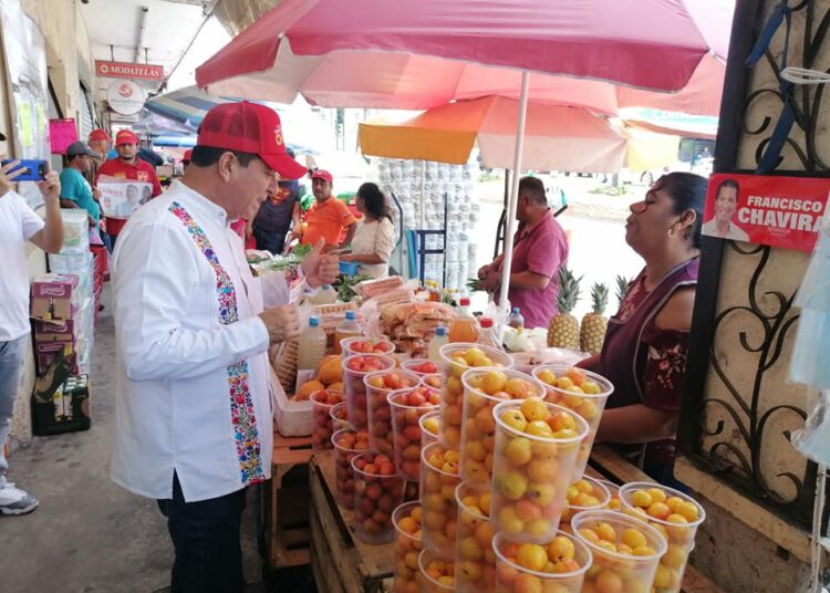 Francisco Chavira saluda a locatarios en Madero