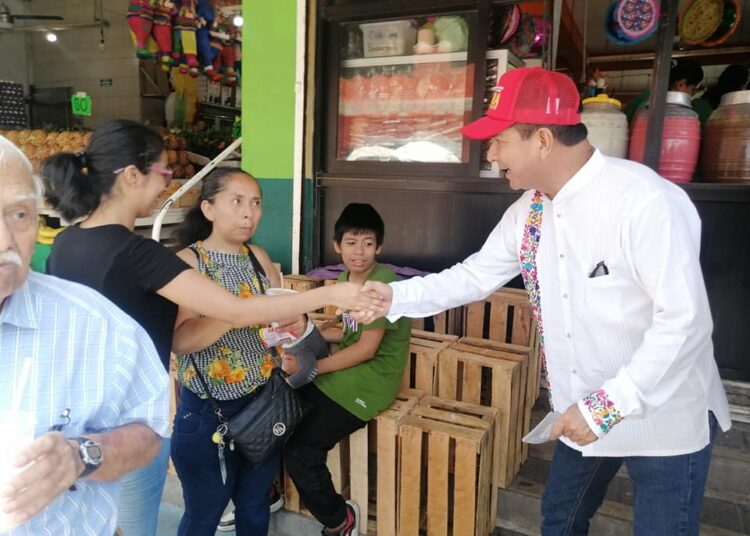 Francisco Chavira saluda a locatarios en Madero