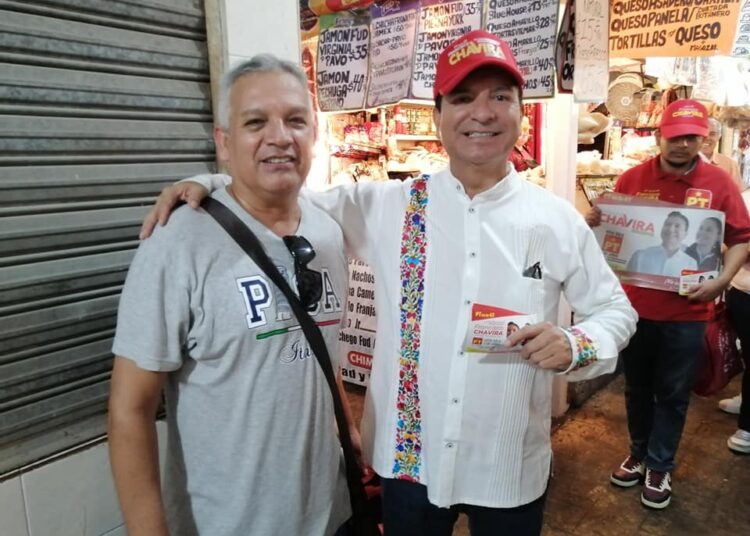 Francisco Chavira saluda a locatarios en Madero