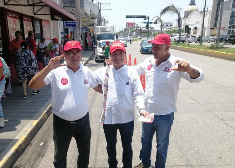 Francisco Chavira saluda a locatarios en Madero