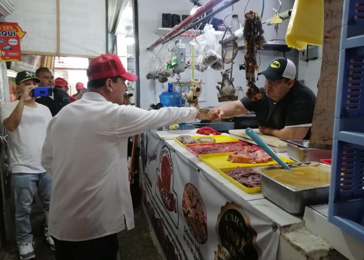 Francisco Chavira saluda a locatarios en Madero