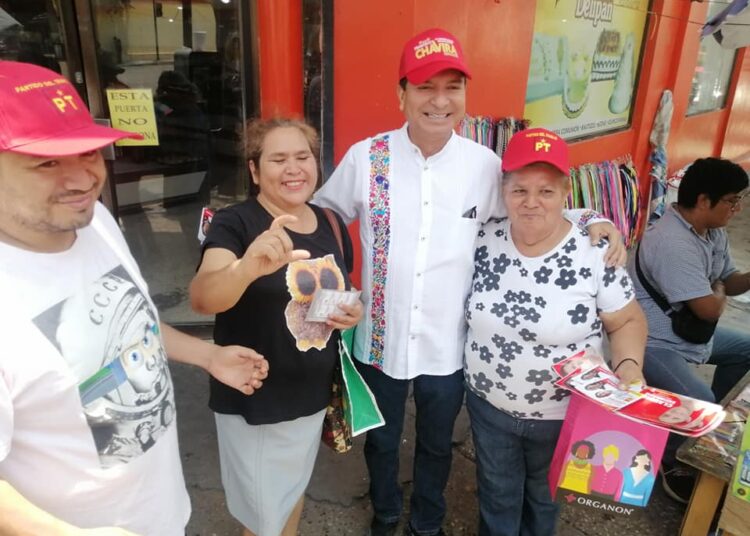 Francisco Chavira saluda a locatarios en Madero