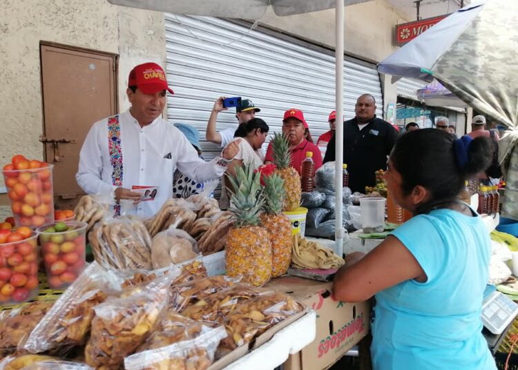 Francisco Chavira saluda a locatarios en Madero