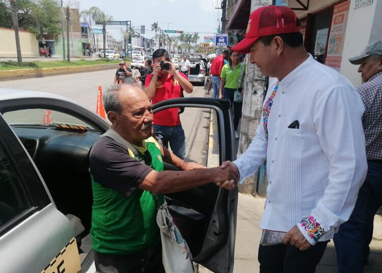 Francisco Chavira saluda a locatarios en Madero