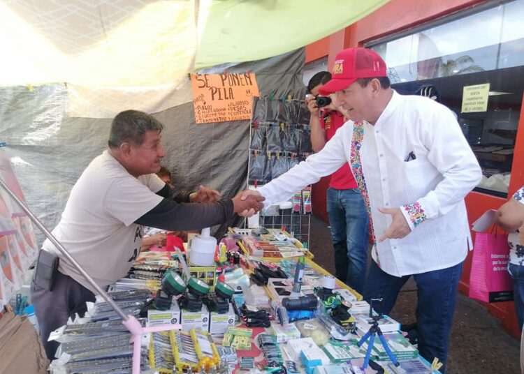 Francisco Chavira saluda a locatarios en Madero