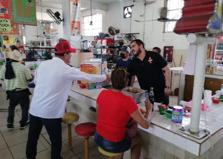 Francisco Chavira saluda a locatarios en Madero