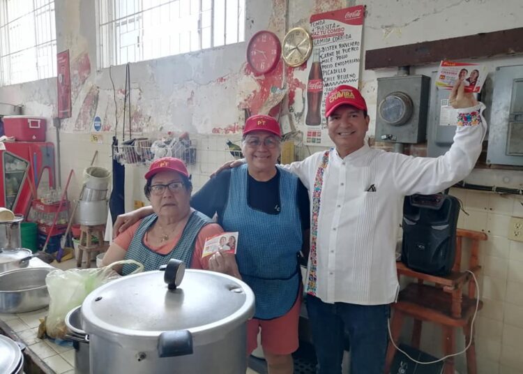 Francisco Chavira saluda a locatarios en Madero