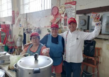 Francisco Chavira saluda a locatarios en Madero