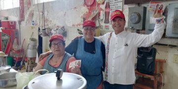 Francisco Chavira saluda a locatarios en Madero