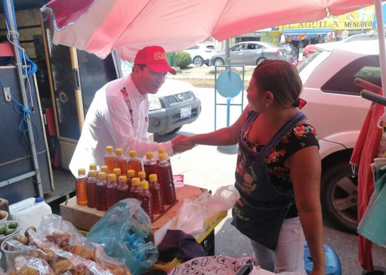 Francisco Chavira saluda a locatarios en Madero