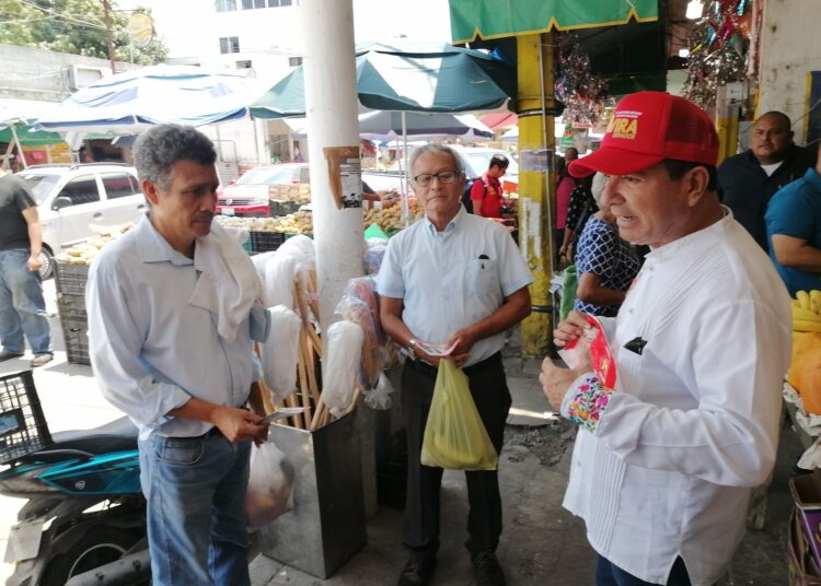 Francisco Chavira saluda a locatarios en Madero