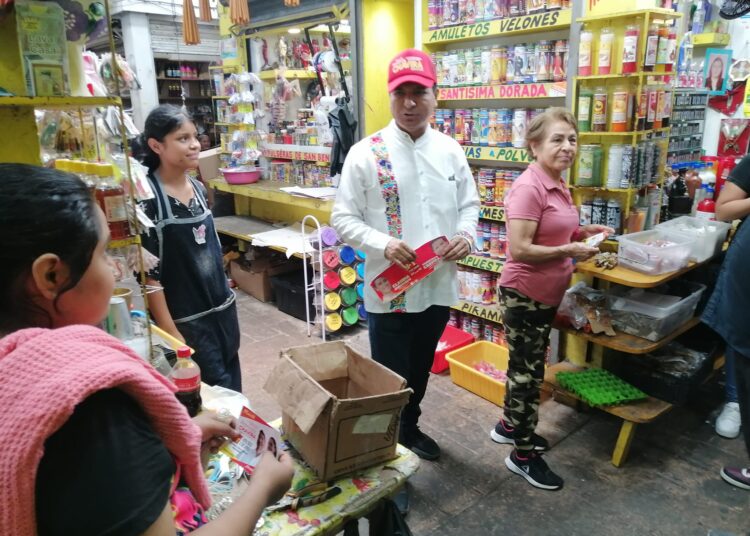 Francisco Chavira saluda a locatarios en Madero