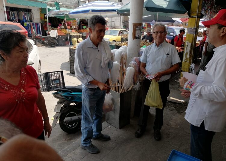 Francisco Chavira saluda a locatarios en Madero