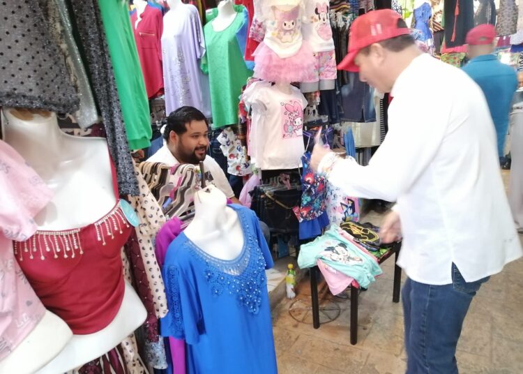 Francisco Chavira saluda a locatarios en Madero