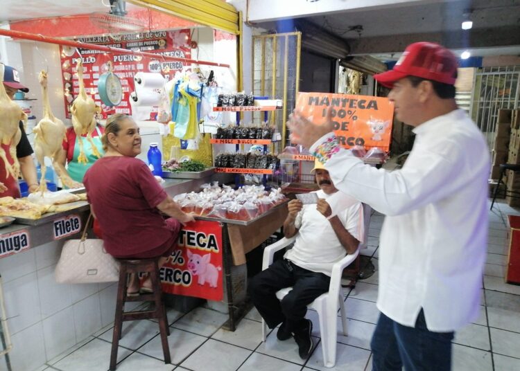 Francisco Chavira saluda a locatarios en Madero