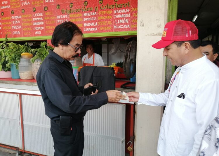 Francisco Chavira saluda a locatarios en Madero