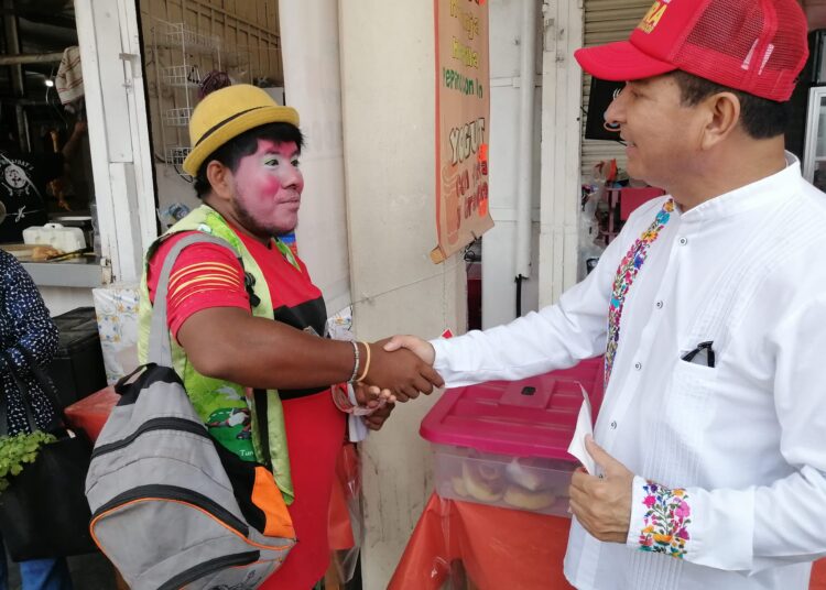 Francisco Chavira saluda a locatarios en Madero